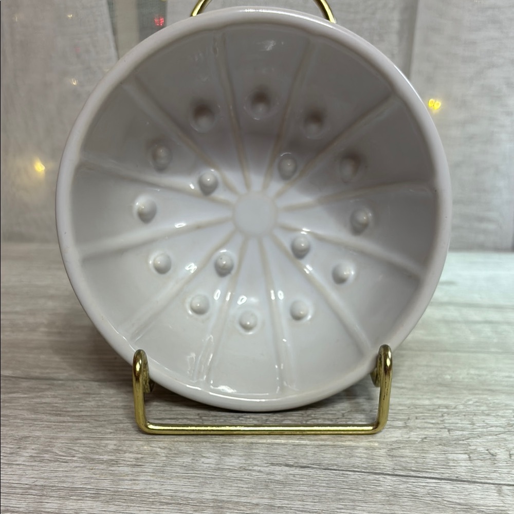 White Ceramic Bowl with Textured Design - Picture 2 of 4